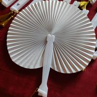 ventagli bianchi di carta 