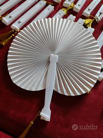 ventagli bianchi di carta 