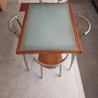 Tavolo in vetro temperato e legno