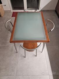 Tavolo in vetro temperato e legno