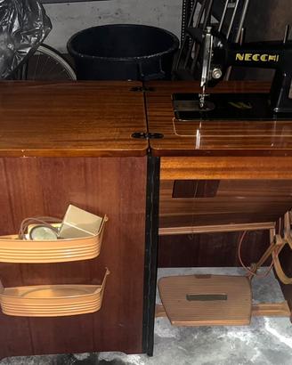 Mobile con macchina da cucire Necchi