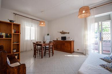 Follonica fronte parco mare piano terra 6 p