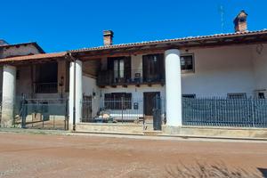 Casa in campagna con terreno adiacente