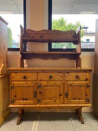 Credenza con piattaia