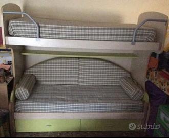 Letto a castello in legno chiaro e comodino