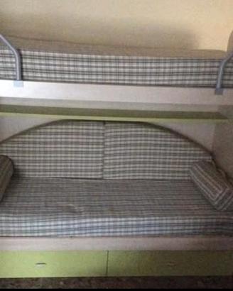 Letto a castello in legno chiaro e comodino