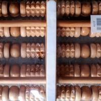 massaggiatore per piedi in legno