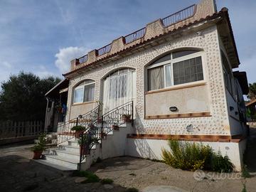 Villeta indipendente immersa nel verde V/3