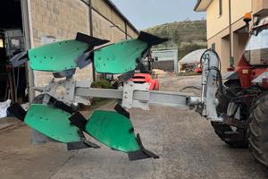 Aratro bivomere fuorisolco