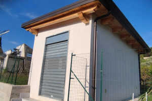 Deposito su strada principale