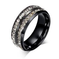 Anello nero con brillantini moda 2024