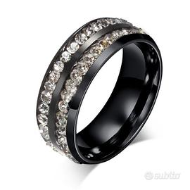 Anello nero con brillantini moda 2024