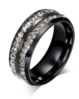 Anello nero con brillantini moda 2024