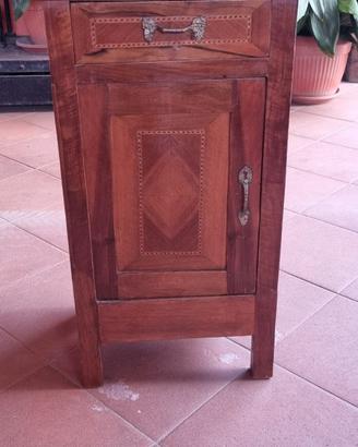 Coppia di Comodini Antichi in Legno Intarsiato