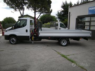 Iveco Daily con gru e cassone fisso lungo