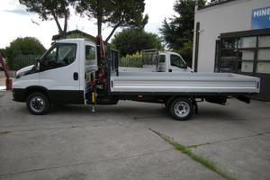 Iveco Daily con gru e cassone fisso lungo