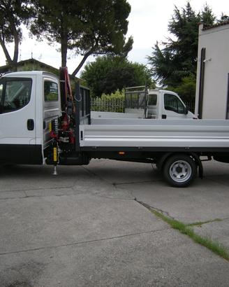 Iveco Daily con gru e cassone fisso lungo