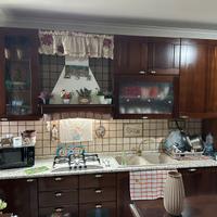 Cucina completa in legno con elettrodomestici