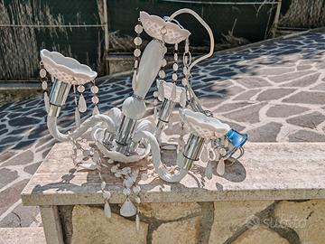 2 lampadari di plastica bianchi a 3 luci con