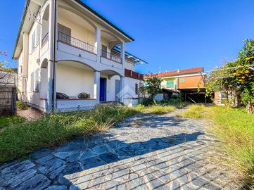 CASA SEMINDIPENDENTE A MASSA