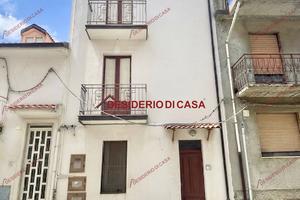 Casa, Montalbano Elicona.