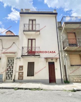 Casa, Montalbano Elicona.