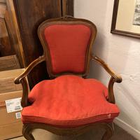 Poltrona d’epoca in legno intagliato e tessuto ros