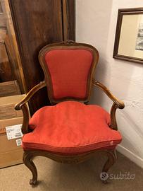 Poltrona d’epoca in legno intagliato e tessuto ros