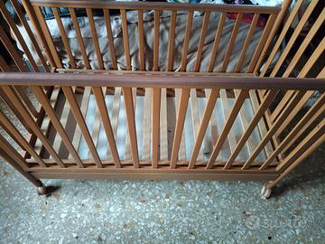 Lettino per bambino con sponda marca Pali.