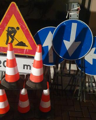 cartelli stradali lavori in corso e frecce direzio