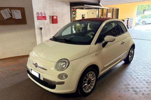 Fiat 500 bianca con capotte rossa
