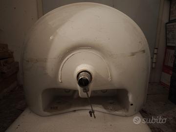 Due lavandini bagno-sospesi