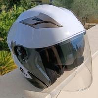 Due caschi per moto e scooter