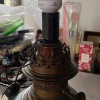 Antica lampada da tavolo