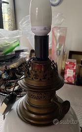 Antica lampada da tavolo