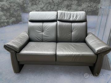 Divano in pelle grigio scuro