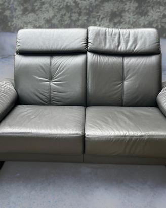 Divano in pelle grigio scuro
