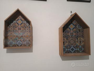 Coppia di bacheche in legno.