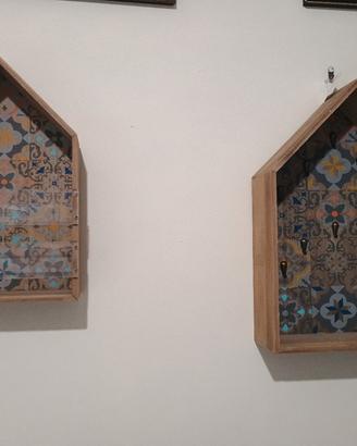 Coppia di bacheche in legno.