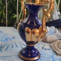 Vaso antico con pietra rossa