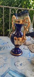 Vaso antico con pietra rossa