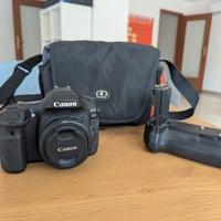 Fotocamera reflex Canon EOS 80D con accessori