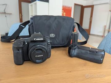 Fotocamera reflex Canon EOS 80D con accessori