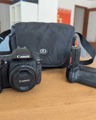 Fotocamera reflex Canon EOS 80D con accessori