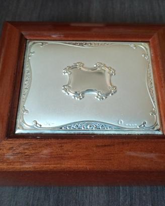 Portagioie in legno con placca di argento