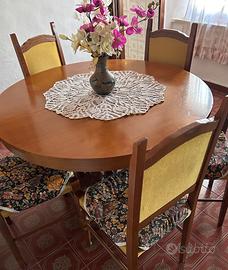 Tavolo in legno allungabile con 6 sedie imbottite