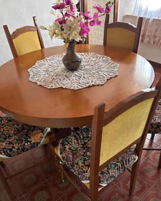 Tavolo in legno allungabile con 6 sedie imbottite
