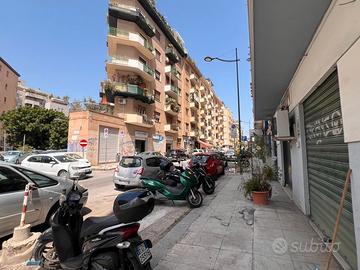 Negozio grande ambiente in Via Ugo Foscolo