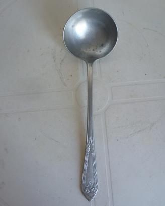 Mestolo in allumino decorato per zuppe antico