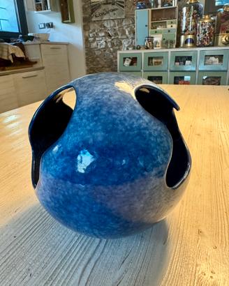 Vaso scultura modernista in ceramica blu anni ’70